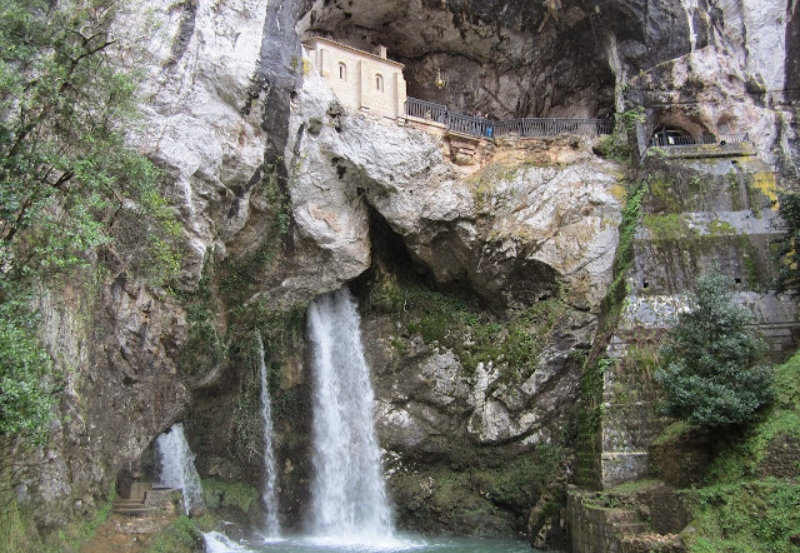 Santa Cueva de Covadonga centro espiritual de Asturias