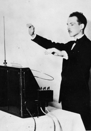 Leon Theremin MrJam Centro Moderno de Música