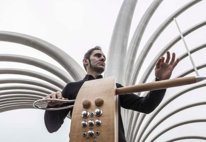 Maestría en theremín, la música distante de Javier Díez