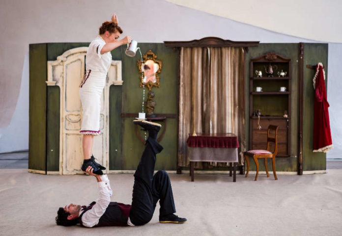 Cirkofonic, Tea Time y acrobacias