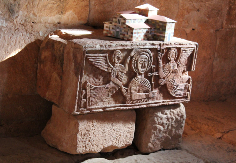 Detalle de una de los sillares de la Ermita de Santa María Quintanillas de la Viñas