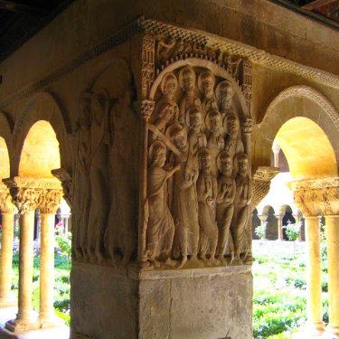 Detalle del capitel de uno los pilares del Claustro de Santo Domingo de Silos