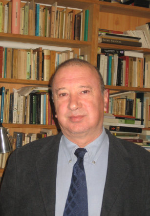 El profesor Angel Herrero en su casa de Alicante, en 2005.