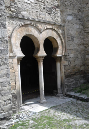 Puertas mozárabes de la Iglesia Santiago de Peñalba. Valle del Orza en Ponferrada León.