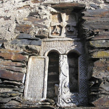Ventana de la Iglesia de Santa Cruz Montes de Valdueza, León. España