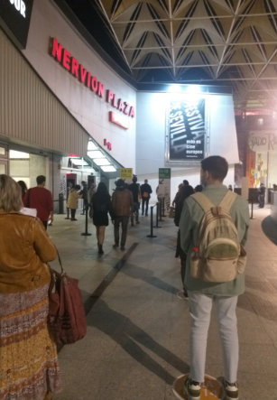 en la fila del cine Festival de Sevilla