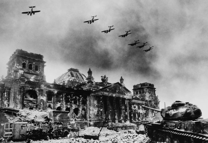 El terror que llegó desde el aire. Aviones sobre el edificio del Parlamento Alemán, el Reichstag. Foto: Jewgeni Chaldej