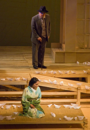 "Madama Butterfly" de Giacomo Puccini. Dirección escénica: Concepción y Paz Perre. Escenografía y Vestuario: Germán Droghetti. Iluminación: Esteban Sanchez. Teatro Municipal de Concepción, Chile, 2008. Fotografía: Equipo de difusión del Teatro Municipal de Concepción.