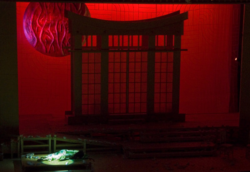 "Madama Butterfly" de Giacomo Puccini. Dirección escénica: Concepción y Paz Perre. Escenografía y Vestuario: Germán Droghetti. Iluminación: Esteban Sanchez. Teatro Municipal de Concepción, Chile, 2008. Fotografía: Equipo de difusión del Teatro Municipal de Concepción.