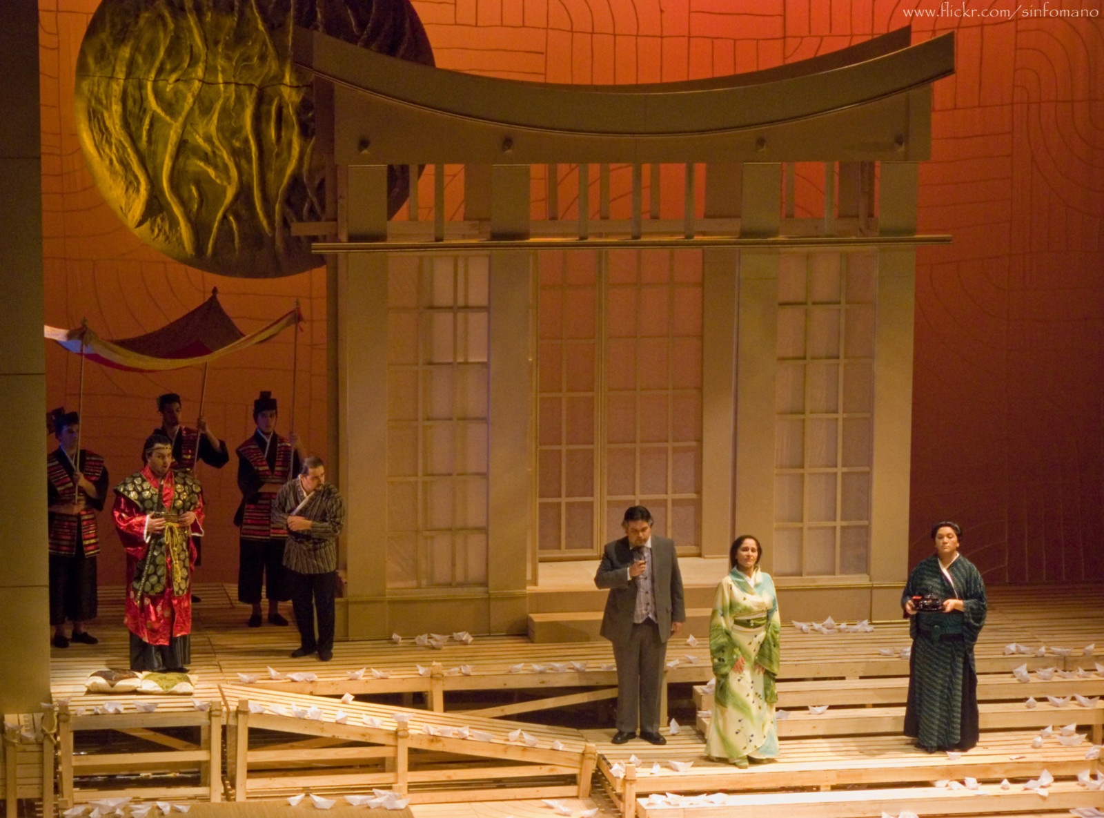 "Madama Butterfly" de Giacomo Puccini. Dirección escénica: Concepción y Paz Perre. Escenografía y Vestuario: Germán Droghetti. Iluminación: Esteban Sanchez. Teatro Municipal de Concepción, Chile, 2008. Fotografía: Equipo de difusión del Teatro Municipal de Concepción.