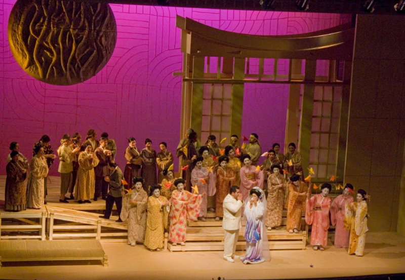 "Madama Butterfly" de Giacomo Puccini. Dirección escénica: Concepción y Paz Perre. Escenografía y Vestuario: Germán Droghetti. Iluminación: Esteban Sanchez. Teatro Municipal de Concepción, Chile, 2008. Fotografía: Equipo de difusión del Teatro Municipal de Concepción.