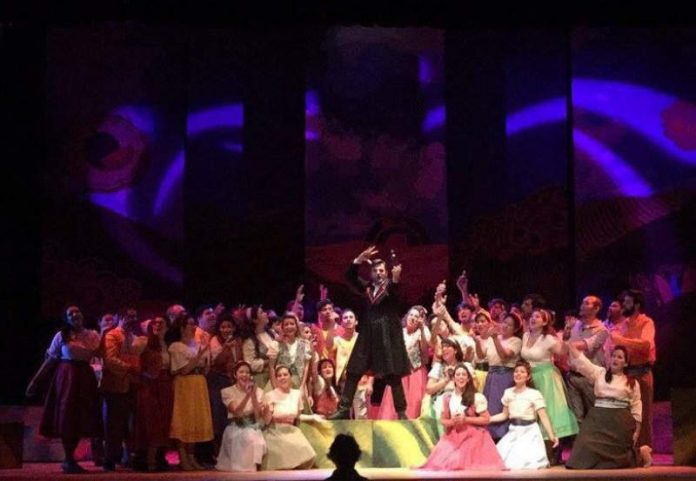 L'Elisir d'Amore. Opera de Gaetano Donizetti. Teatro Lirico del Centro del Conocimiento de Posadas, Misiones, Argentina. Dirección Escénica: Concepcion y Paz Perre, Escenografia y vestuario: Luciana Fornasari, Iluminación: Hernando Davalos. 2016.