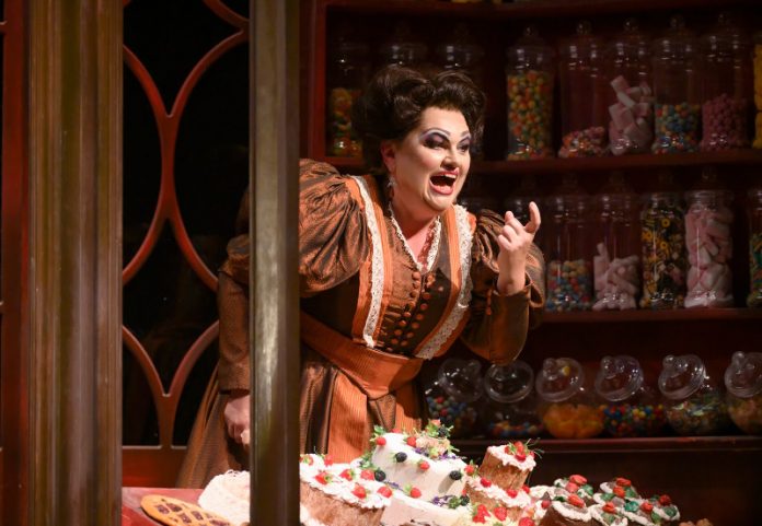 Humperdinck: Hansel and Gretel - Susan Bullock as the Witch. Grange Park Opera 2019 Foto: Richard Hubert Smith