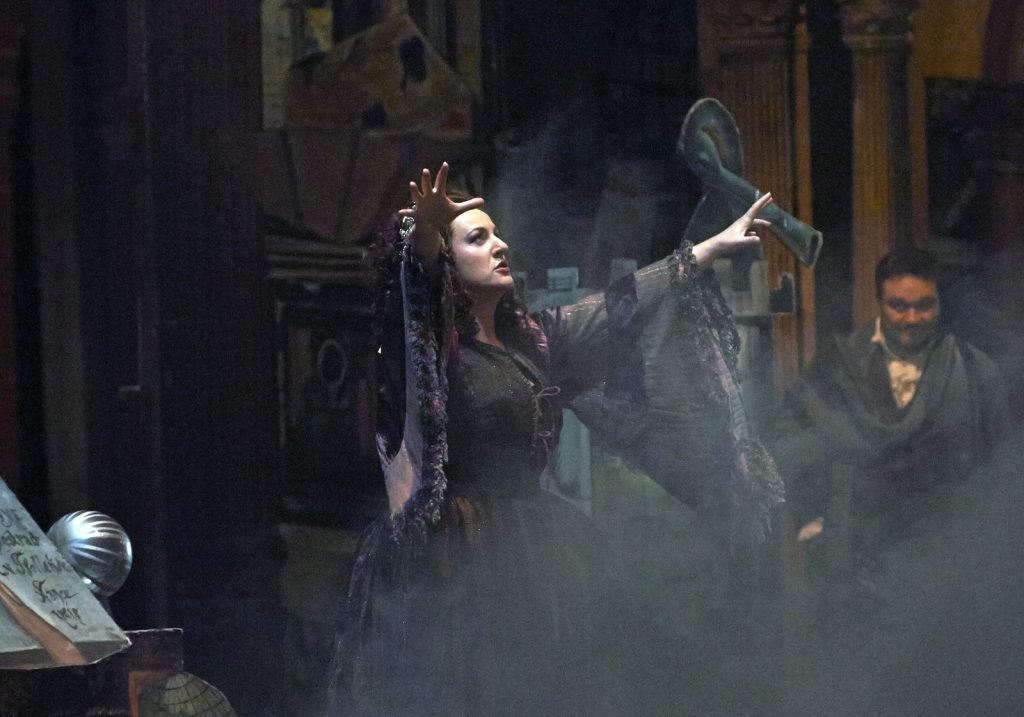 Ulrica 3 - Monica Bohinek como Ulrica – Un ballo in maschera – Vienna State Opera -2013