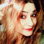 Flores para una niña muerta: magia y realidad en el misterioso pueblo de La Laguna Autora de Flores para una niña muerta