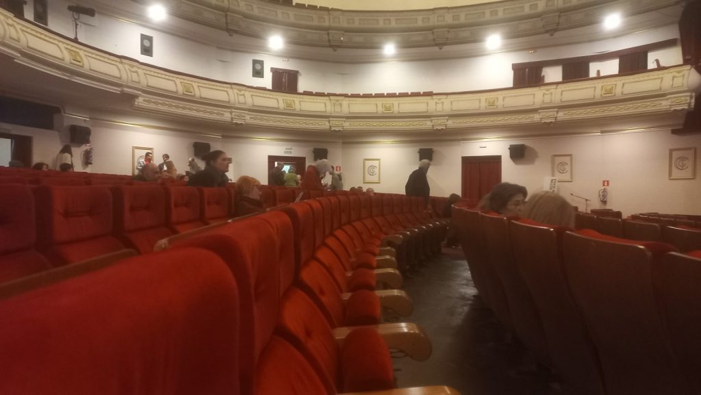 Me fijé que él también lleva esas patillas de documentalista sureño, buena señal.