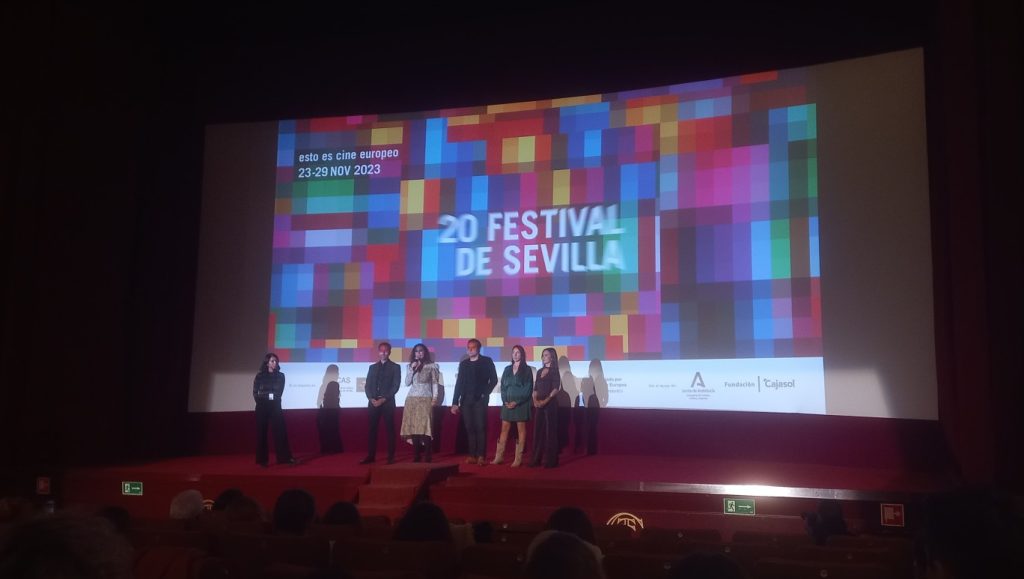 Me fijé que él también lleva esas patillas de documentalista sureño, buena señal.