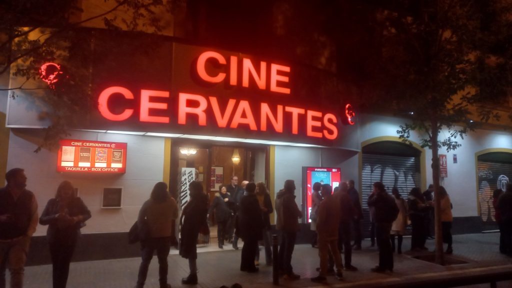 Me fijé que él también lleva esas patillas de documentalista sureño, buena señal.